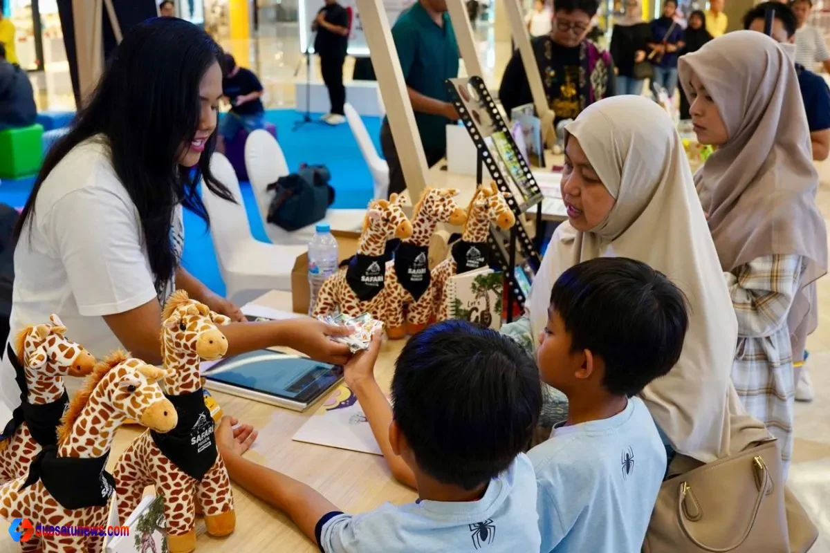 Pengunjung BBWI Travel Fair 2026 mencari paket wisata keluarga di Surabaya