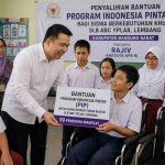 Siswa berkebutuhan khusus menerima bantuan Program Indonesia Pintar (PIP) dan kursi roda dari anggota DPR RI Rajiv di SLB ABC YPLAB Bandung Barat.