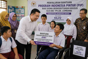 Siswa berkebutuhan khusus menerima bantuan Program Indonesia Pintar (PIP) dan kursi roda dari anggota DPR RI Rajiv di SLB ABC YPLAB Bandung Barat.