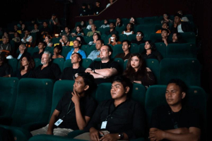 Balinale 2026 Denpasar menghadirkan penonton yang menyaksikan pemutaran film internasional di dalam bioskop
