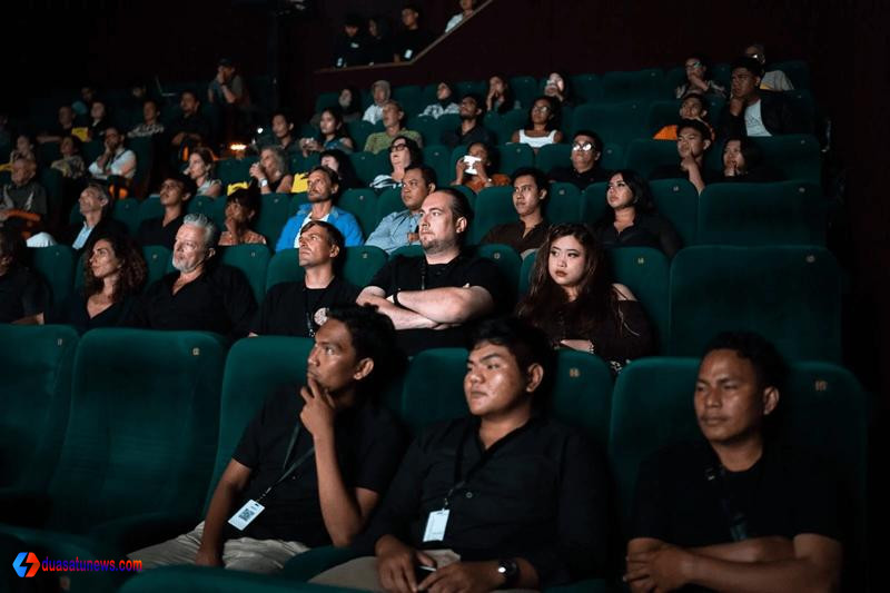 Balinale 2026 Denpasar menghadirkan penonton yang menyaksikan pemutaran film internasional di dalam bioskop