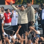 Presiden Prabowo Subianto menyapa dan melambaikan tangan kepada ribuan buruh saat peringatan Hari Buruh Internasional (May Day) di Monas, Jakarta.