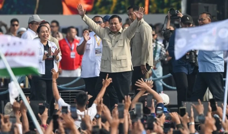 Presiden Prabowo Subianto menyapa dan melambaikan tangan kepada ribuan buruh saat peringatan Hari Buruh Internasional (May Day) di Monas, Jakarta.