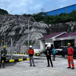 “Petugas PLN bersiaga saat proses pemulihan listrik Sumatra di gardu induk”