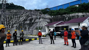 “Petugas PLN bersiaga saat proses pemulihan listrik Sumatra di gardu induk”