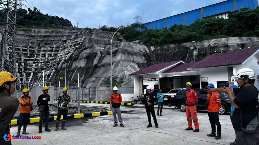 “Petugas PLN bersiaga saat proses pemulihan listrik Sumatra di gardu induk”