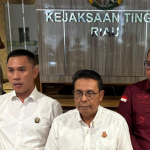 Zikrullah Kejati Riau dan Heri Yulianto Kajari Siak memberi keterangan media terkait kasus buron penipuan lahan Riau.