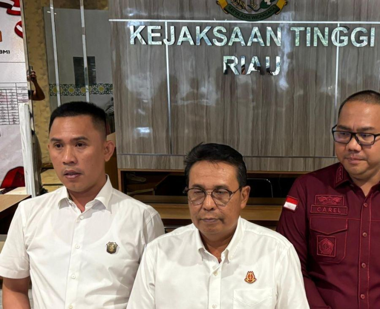 Zikrullah Kejati Riau dan Heri Yulianto Kajari Siak memberi keterangan media terkait kasus buron penipuan lahan Riau.
