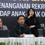Densus 88 tangkap JAD – Juru Bicara Densus 88 Kombes Pol Mayndra Eka Wardhana saat konferensi pers di Gedung Bareskrim Polri, Jakarta