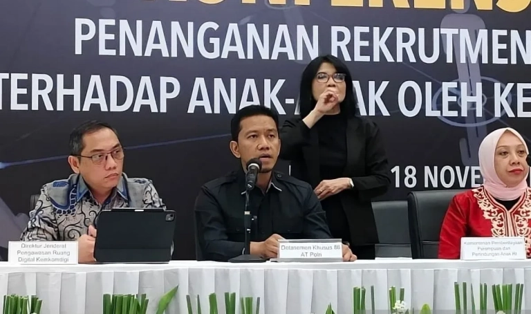 Densus 88 tangkap JAD – Juru Bicara Densus 88 Kombes Pol Mayndra Eka Wardhana saat konferensi pers di Gedung Bareskrim Polri, Jakarta