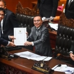 Agenda politik nasional, isu Menteri Keuangan, kerja sama pertahanan TNI SAF
