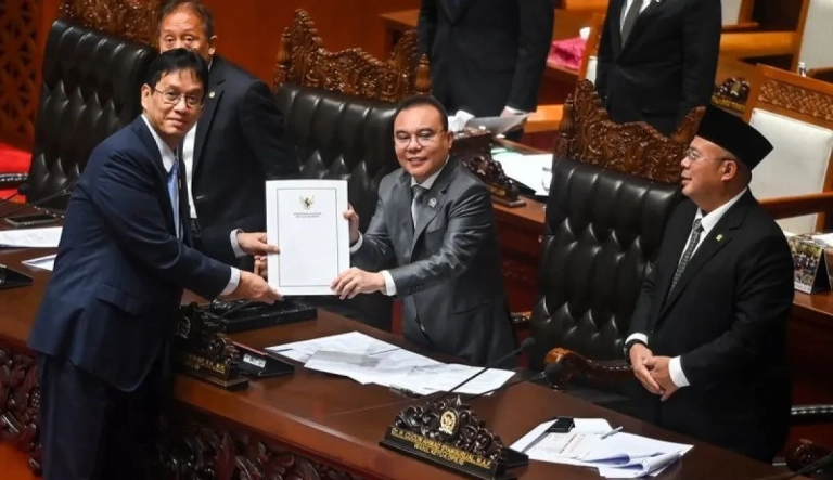 Agenda politik nasional, isu Menteri Keuangan, kerja sama pertahanan TNI SAF