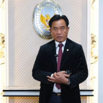 Yusril Bongkar Modus Pemerasan Silmy Karim dalam keterangan pers terkait kasus pengurusan izin tinggal WNA.