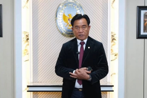 Yusril Bongkar Modus Pemerasan Silmy Karim dalam keterangan pers terkait kasus pengurusan izin tinggal WNA.