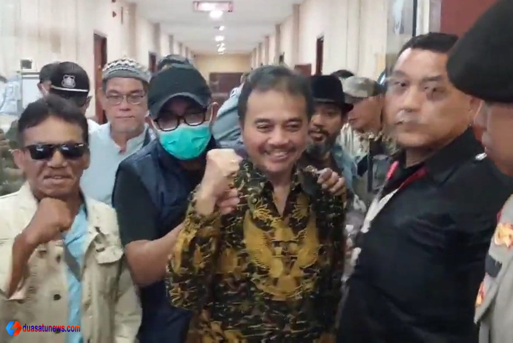 Roy Suryo dan Dokter Tifa keluar dari RS Polri