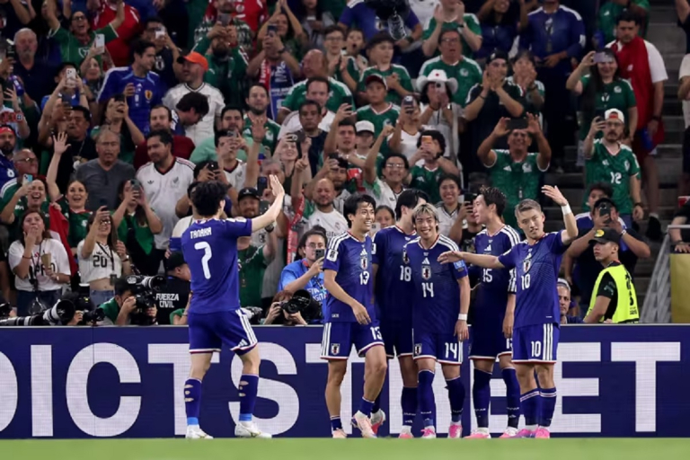 Jepang vs Tunisia 2026 saat pemain Jepang merayakan kemenangan 4-0 di Piala Dunia 2026