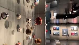 Jersei Timnas Indonesia dipamerkan di FIFA Museum Miami bersama replika Trofi Jules Rimet