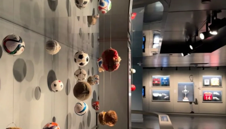 Jersei Timnas Indonesia dipamerkan di FIFA Museum Miami bersama replika Trofi Jules Rimet