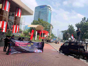 Mahasiswa Desak KPK Usut ASR saat menggelar aksi demonstrasi di depan Gedung KPK Jakarta terkait dugaan lonjakan LHKPN, PT TMS, dan kapal ASR 8