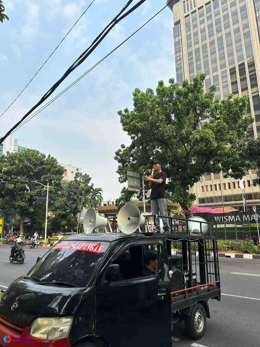 Demo Mahasiswa Sultra Jakarta saat menggelar aksi unjuk rasa di depan Kejaksaan Agung RI menuntut pengusutan dugaan pengangkutan ore nikel sitaan Satgas PKH.