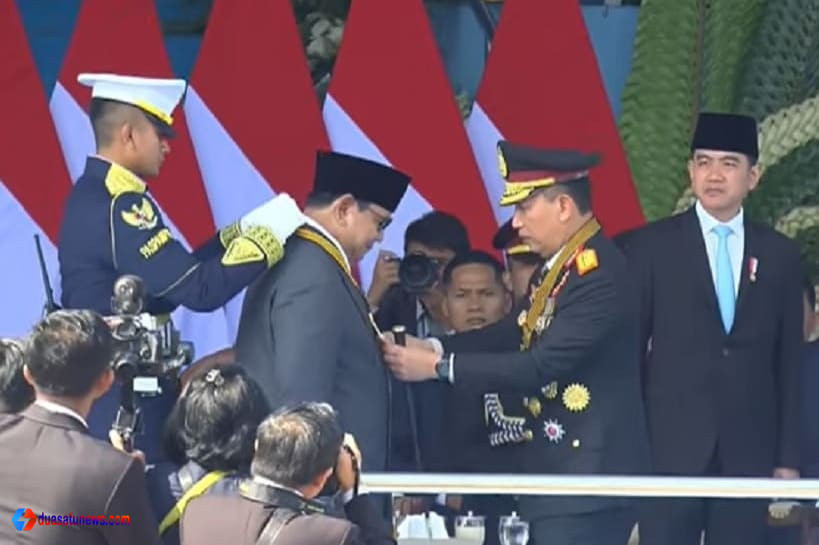 Prabowo Terima Medali Kehormatan dari Kapolri pada Hari Bhayangkara ke-80