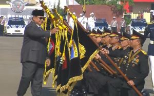 Prabowo Berikan Tanda Kehormatan kepada 2 Satker dan 10 Polda pada Hari Bhayangkara ke-80