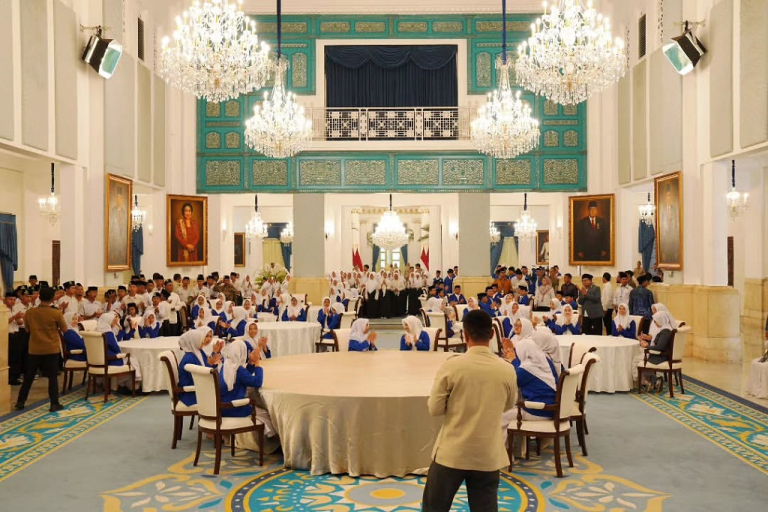 Santri Kunjungi Istana Kepresidenan saat mengikuti program Istana untuk Anak Sekolah di Jakarta.