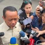 Bahlil Lahadalia menjelaskan kebijakan harga BBM subsidi tetap dipertahankan pemerintah.