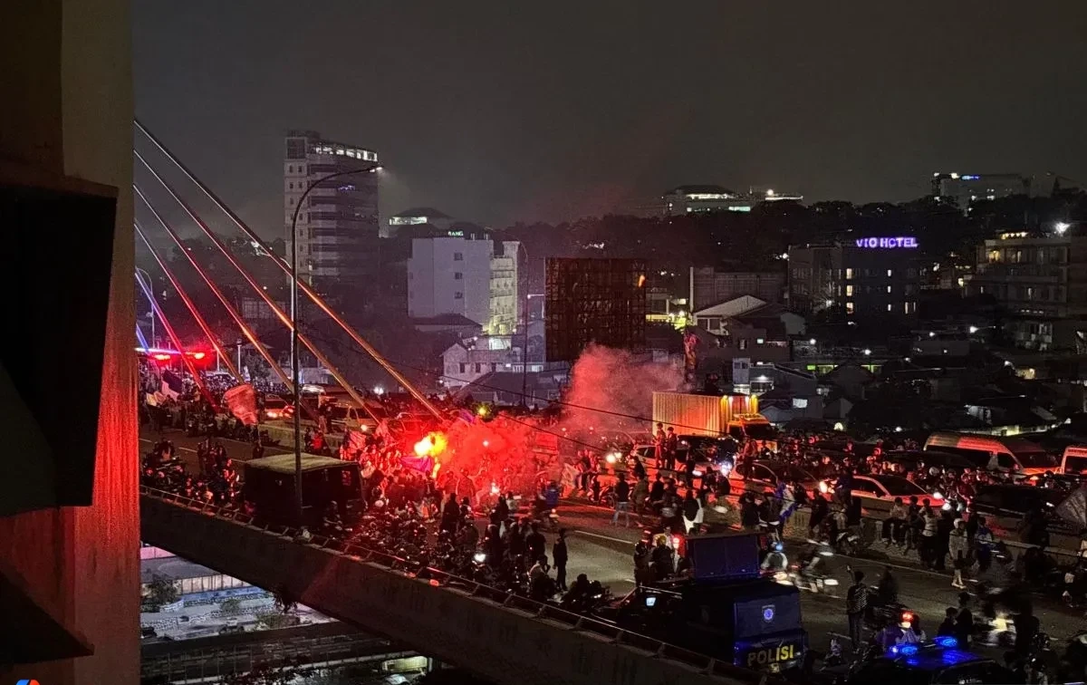 1.380 personel Bandung mengamankan konvoi Bobotoh usai final Piala Presiden 2026 di Kota Bandung.