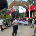 Aksi Koalisi Aktivis Bersatu di Gedung KPK terkait Proyek RSUD Kolaka Timur dan desakan pemeriksaan sejumlah pejabat.