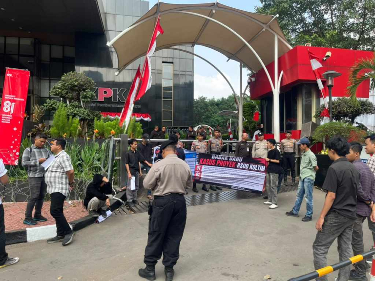 Aksi Koalisi Aktivis Bersatu di Gedung KPK terkait Proyek RSUD Kolaka Timur dan desakan pemeriksaan sejumlah pejabat.