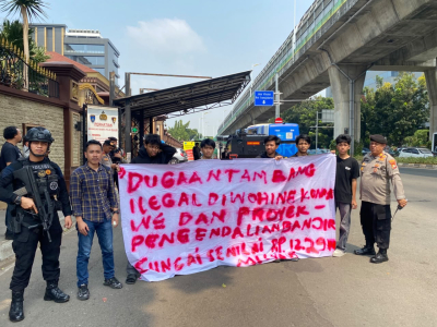Forum Pemuda Mahasiswa Aktivis Indonesia (FPMAI) Sulawesi Tenggara menggelar aksi demonstrasi di Markas Besar Kepolisian Republik Indonesia