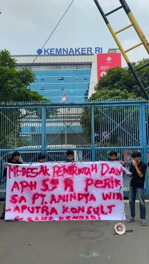 Gerakan Pemuda Mahasiswa (GPM) Sultra–Jakarta menggelar aksi demonstrasi di Kementerian Ketenagakerjaan Republik Indonesia (Kemnaker RI)